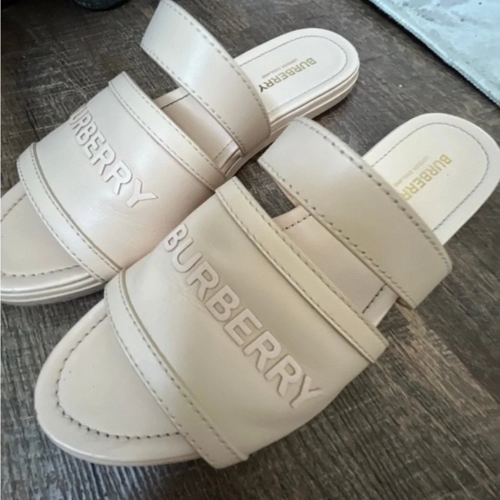 Burberry Cream Sandals with Open Toe and Padded Straps - Picture 3 of 10